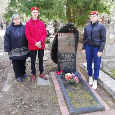 У могилы Героя Советского Союза
