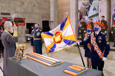Церемония крепления полотнища знамени кадетской пожарно-спасательной роты к древку
